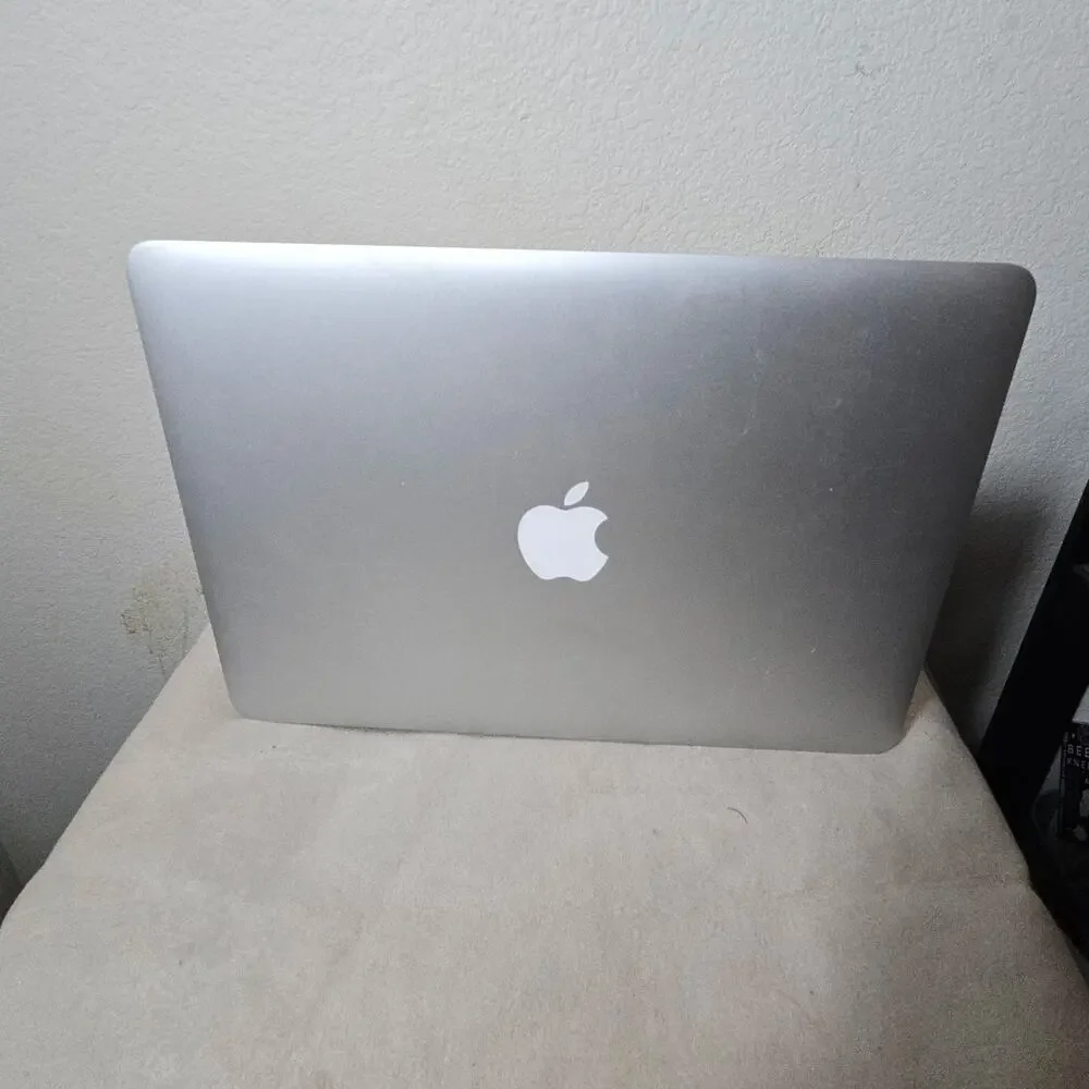 Apple Mac Book Air 2014 13in (Gray) - Picture 5 of 9